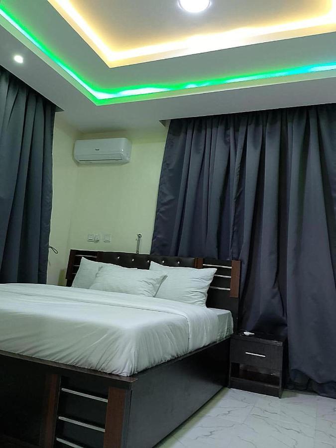 Jka 1-bedroom-apt 24hrs Power Unlimited Wifi , Garden Patio Area,free Daily Housekeeping Apartment *