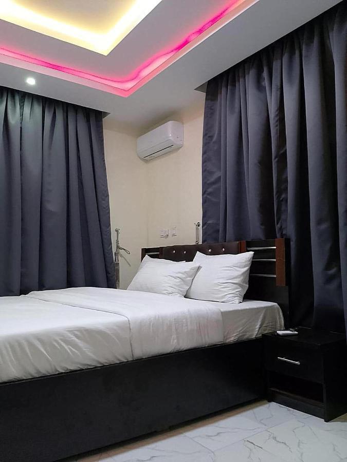 Jka 1-bedroom-apt 24hrs Power Unlimited Wifi , Garden Patio Area,free Daily Housekeeping Apartment *