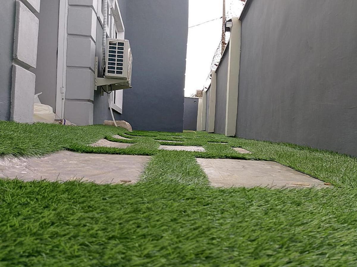 Jka 1-bedroom-apt 24hrs Power Unlimited Wifi , Garden Patio Area,free Daily Housekeeping Apartment